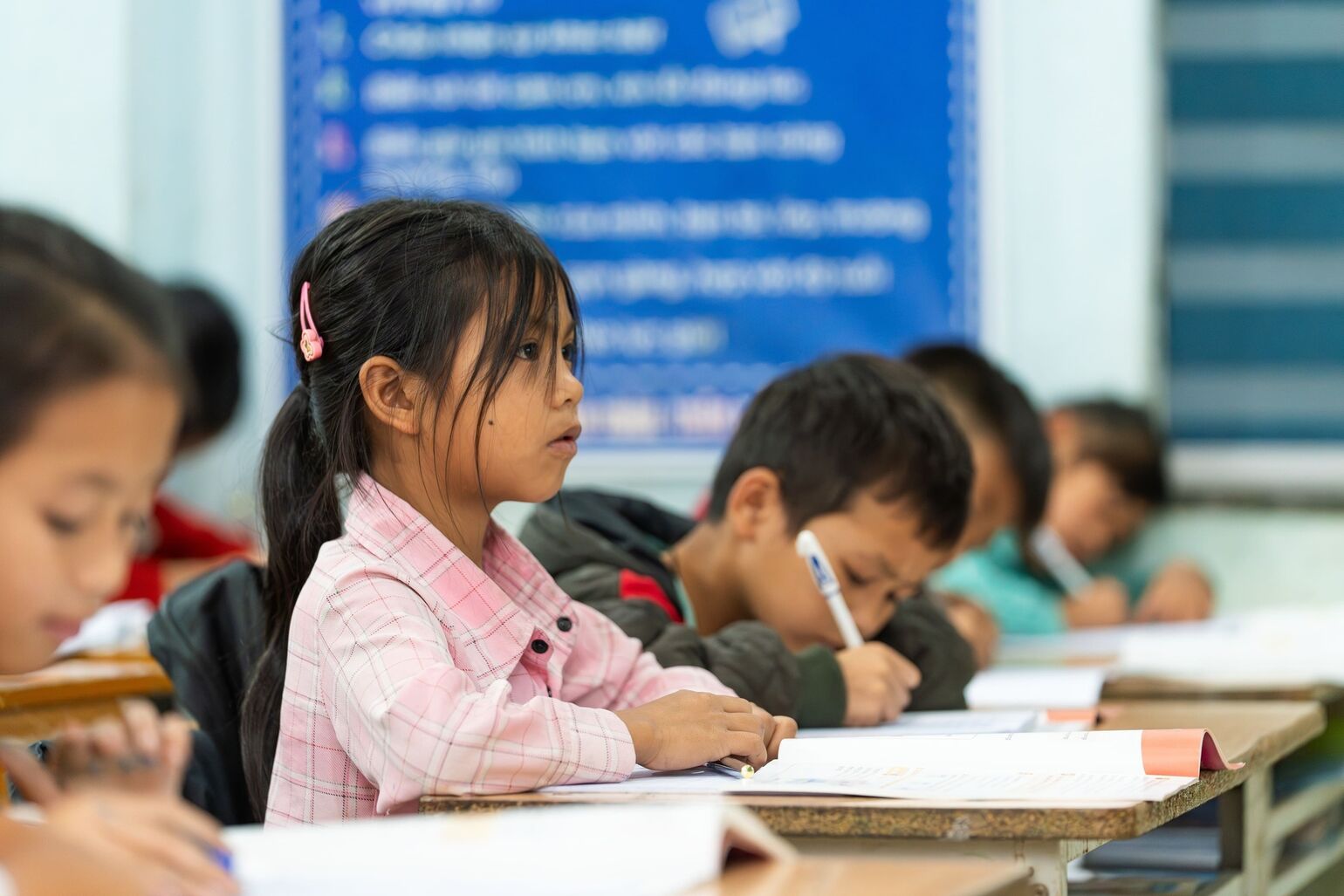 ベトナムの学生寮で、生徒が勉強する様子