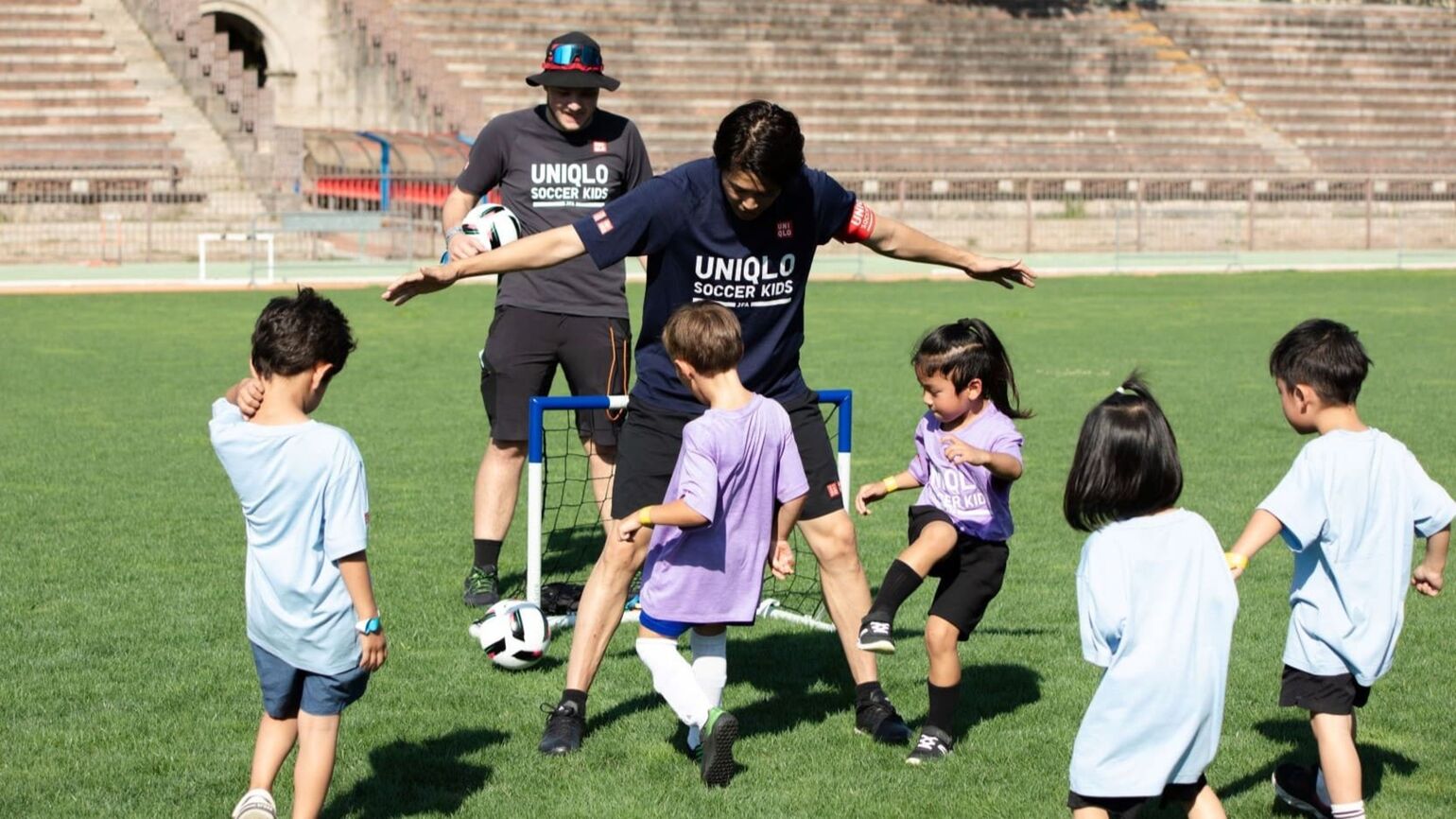ミニサッカーで子どもたちが交流する様子