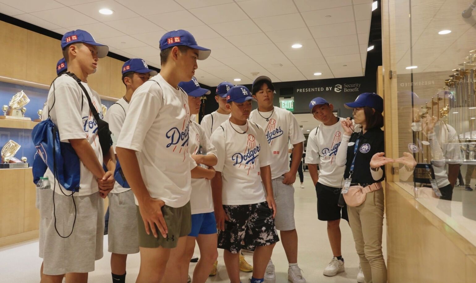 トロフィーホールを見学するUNIQLO Field at Dodger Stadium Academyの参加者
