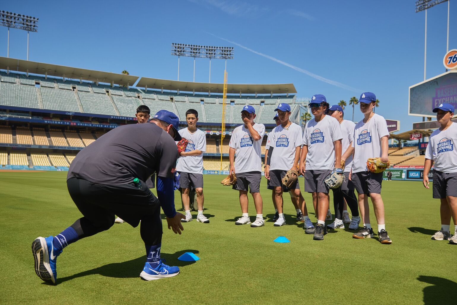 指導を受けるUNIQLO × Dodgers Baseball Exchangeの参加者