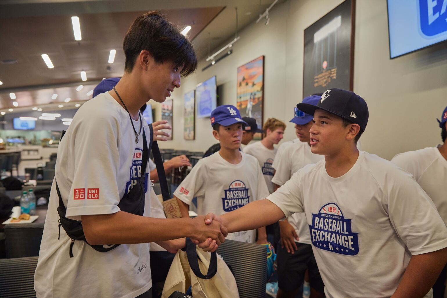 握手をするUNIQLO × Dodgers Baseball Exchangeの参加者
