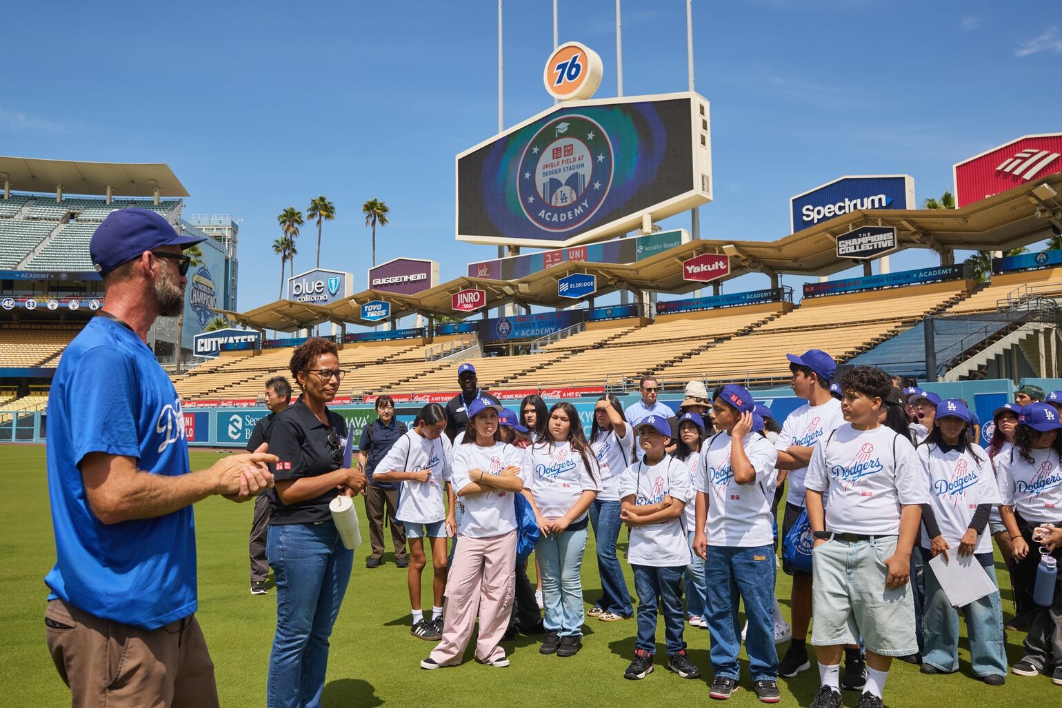 ドジャー・スタジアムを見学するUNIQLO Field at Dodger Stadium Academyの参加者