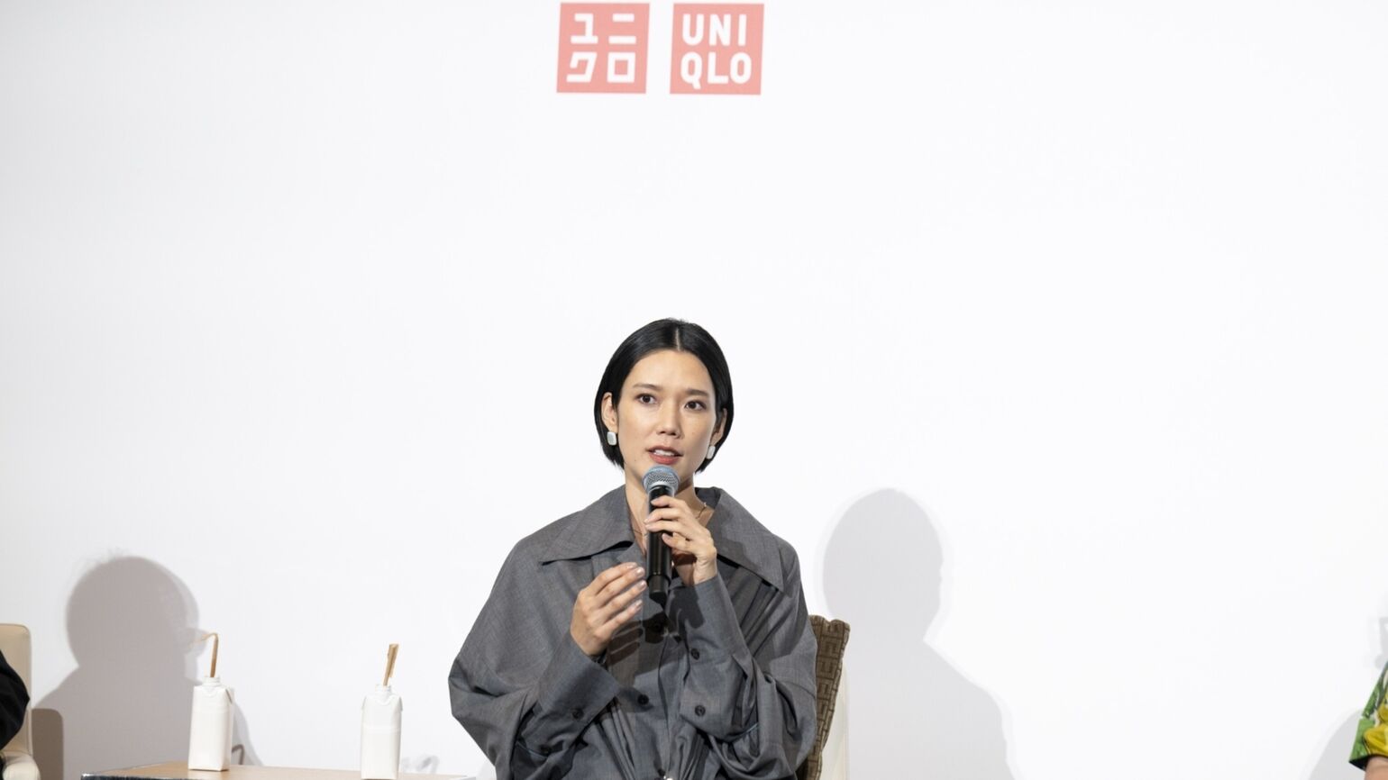 マイクを手にインタビューに答える岡本多緒さん