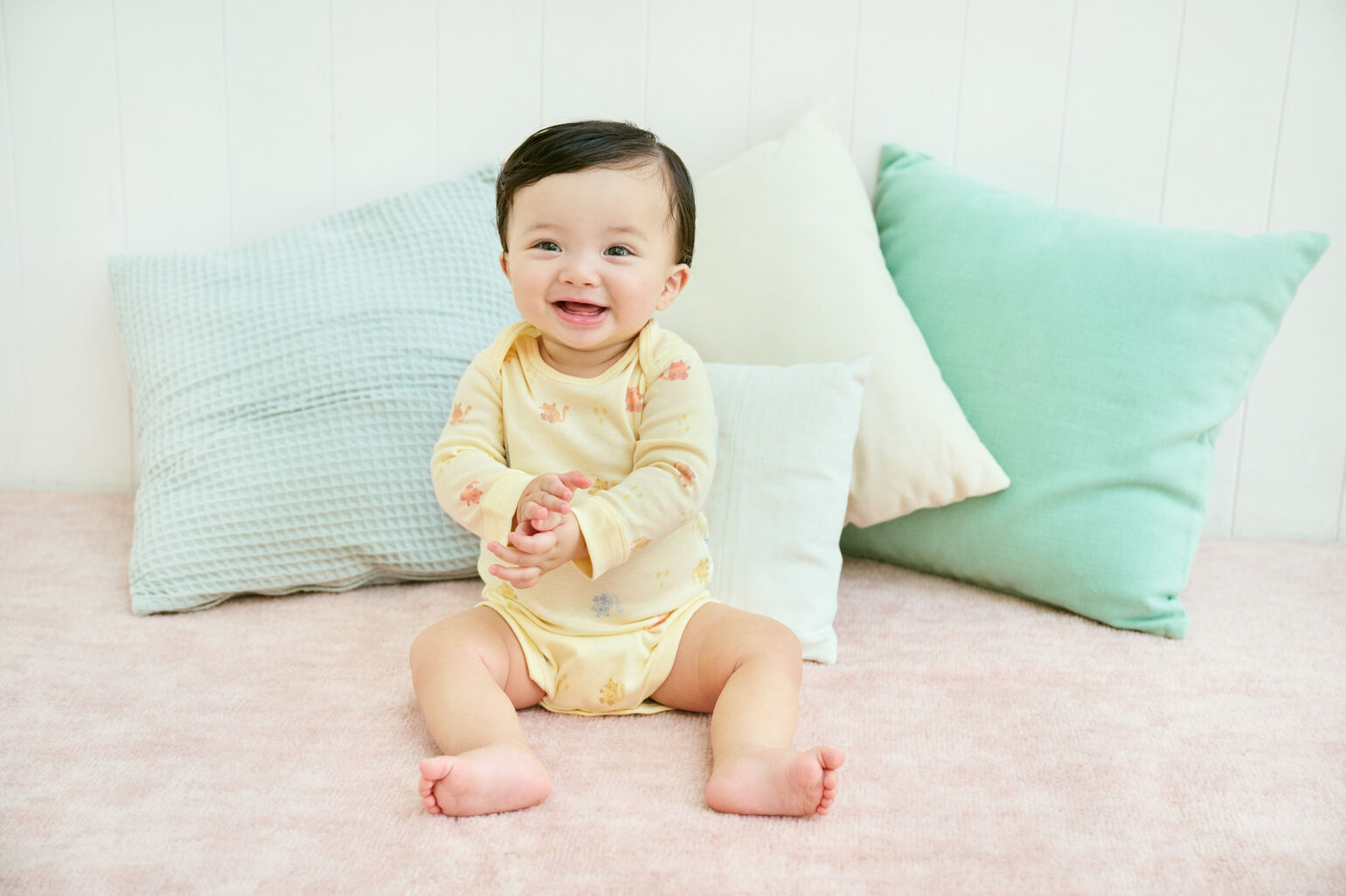 ボディスーツを着た赤ちゃん