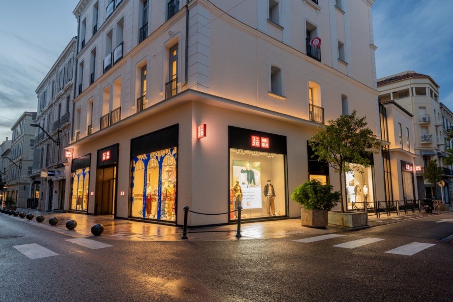 ユニクロ カンヌ店の外観