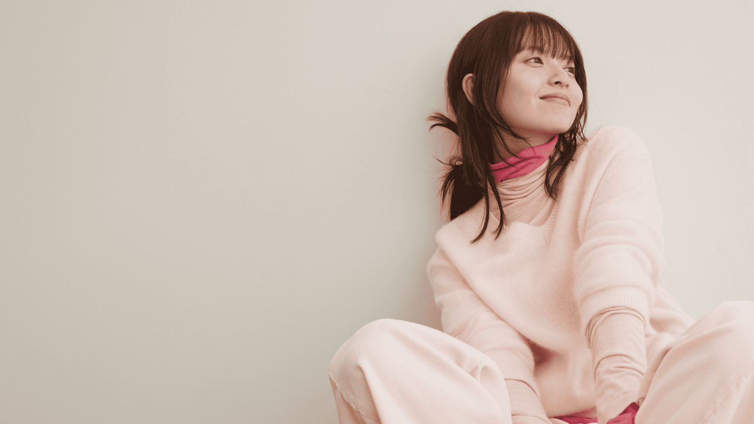 心ほどける瞬間。 齋藤飛鳥が着る、UNIQLO : C 極暖ヒートテックカシミヤブレンド