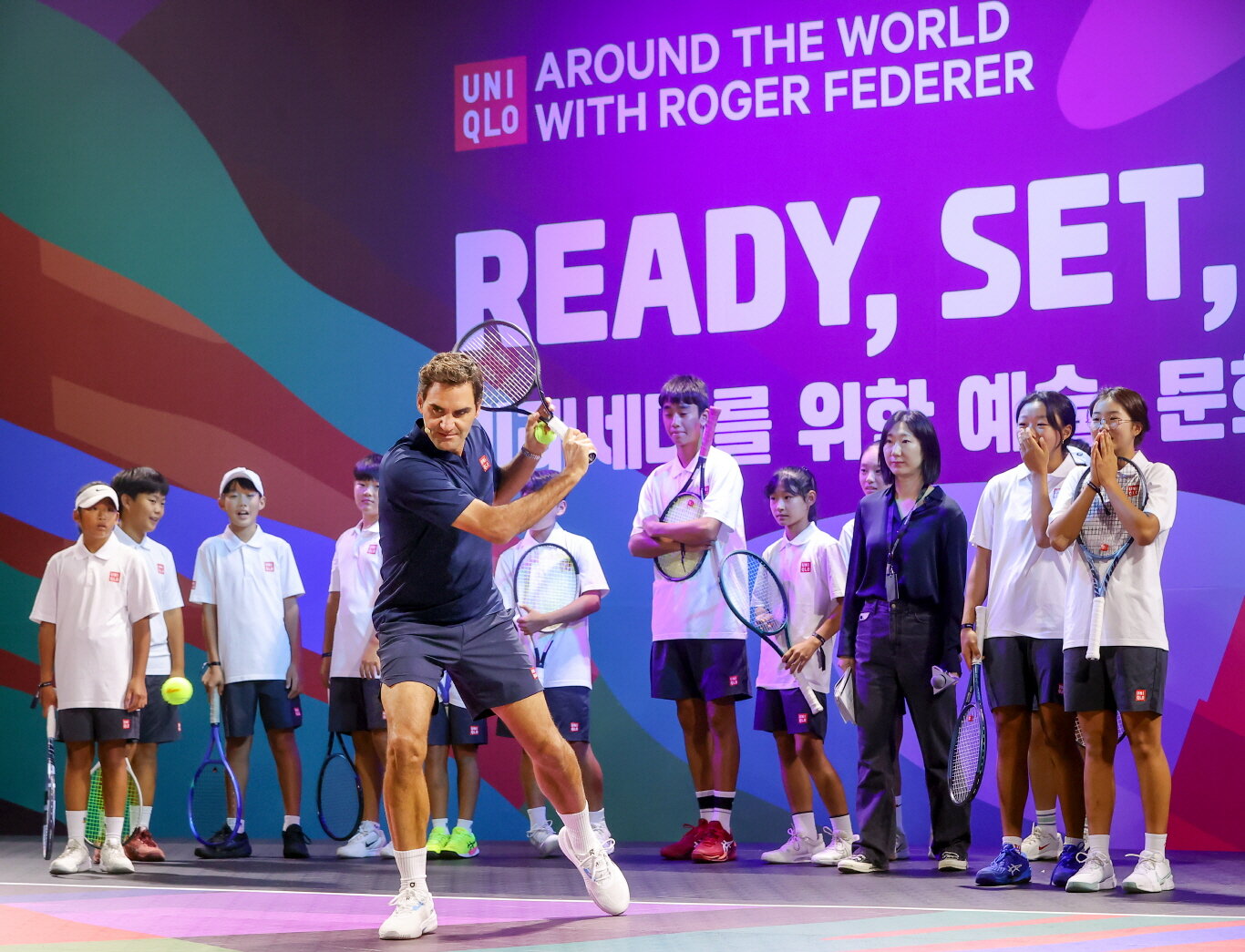 [사진자료5] 유니클로 '로저 페더러와 함께하는 세계 여행', 유소년 선수에게 시범을 보이는 로저 페더러.jpg