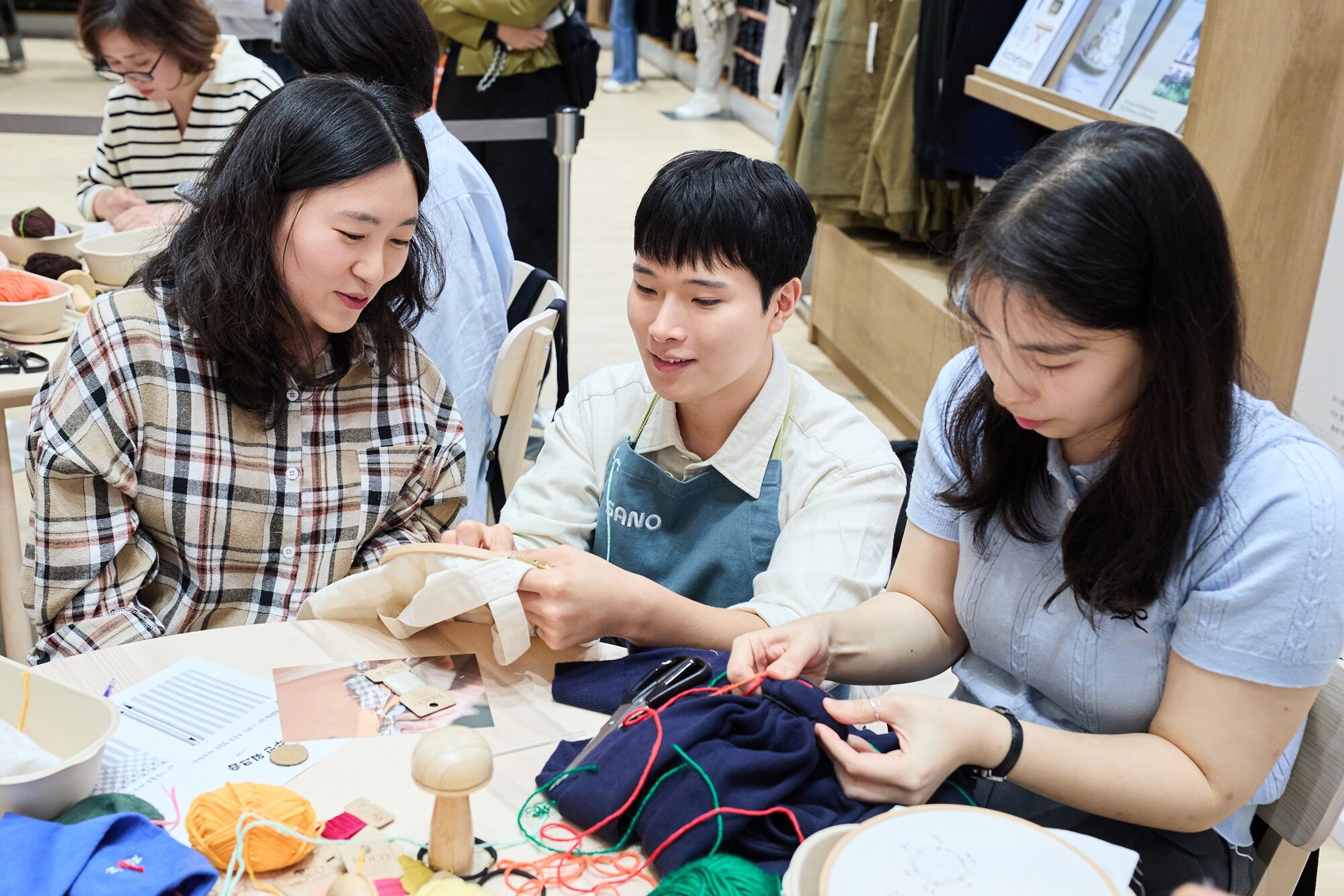 [사진자료2] '국제 수선의 날'을 맞아 개최된 '리유니클로 수선 워크숍'에서 수선 방법을 배우고 있는 참가자들.jpg