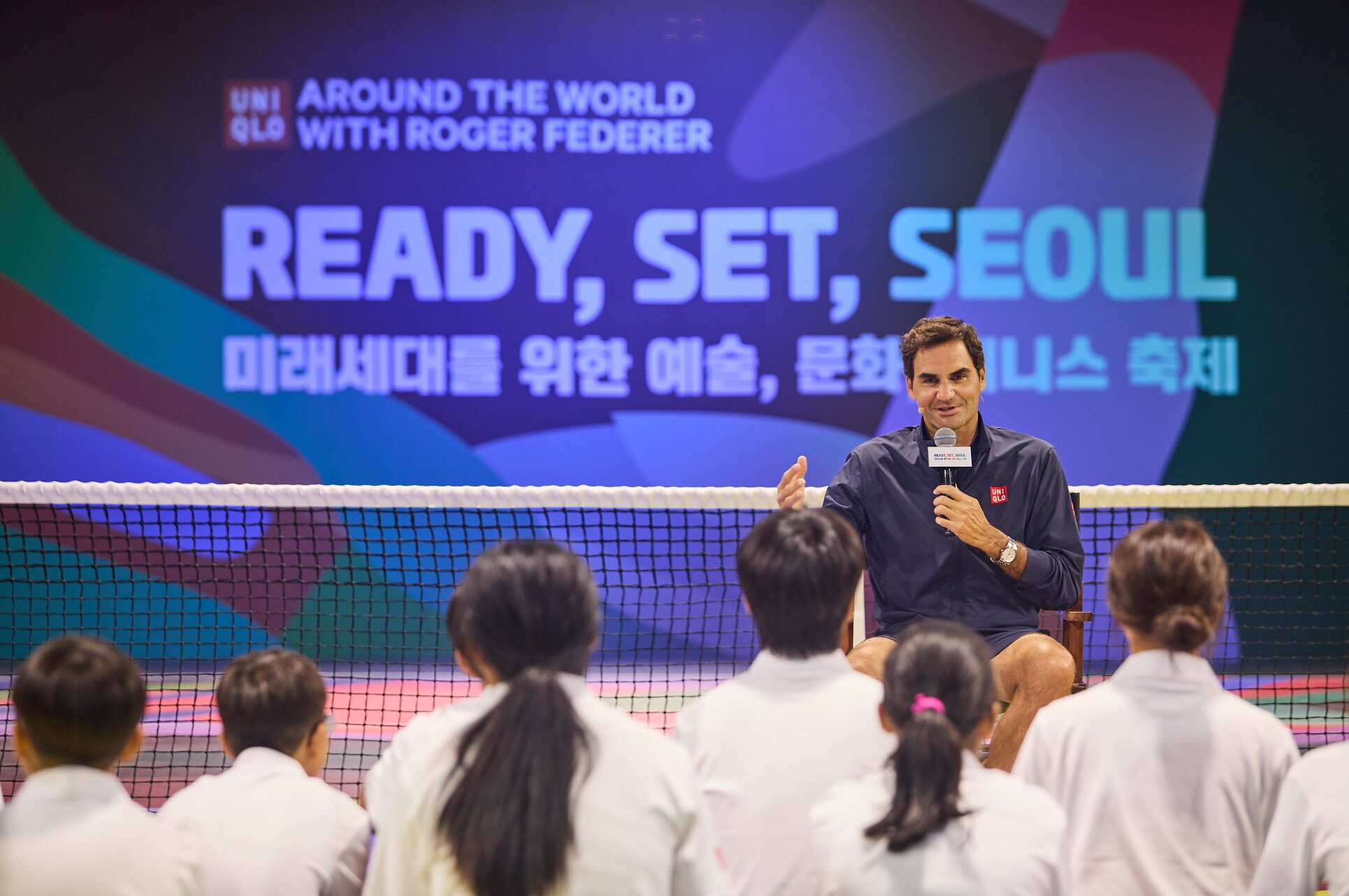 [사진자료7] 유니클로 '로저 페더러와 함께하는 세계 여행', 유소년 참가자의 질문에 답하는 로저 페더러.jpg