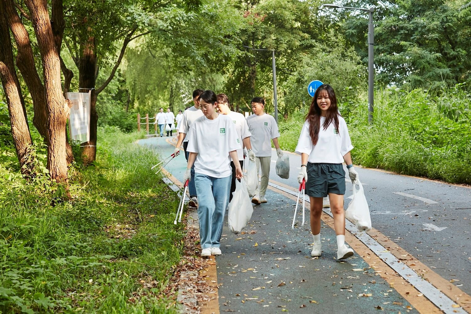 [사진자료2] 국내 최대 규모의 유니클로 매장인 '유니클로 롯데월드몰점' 오픈을 앞두고 (중략) 유니클로 임직원들.jpg