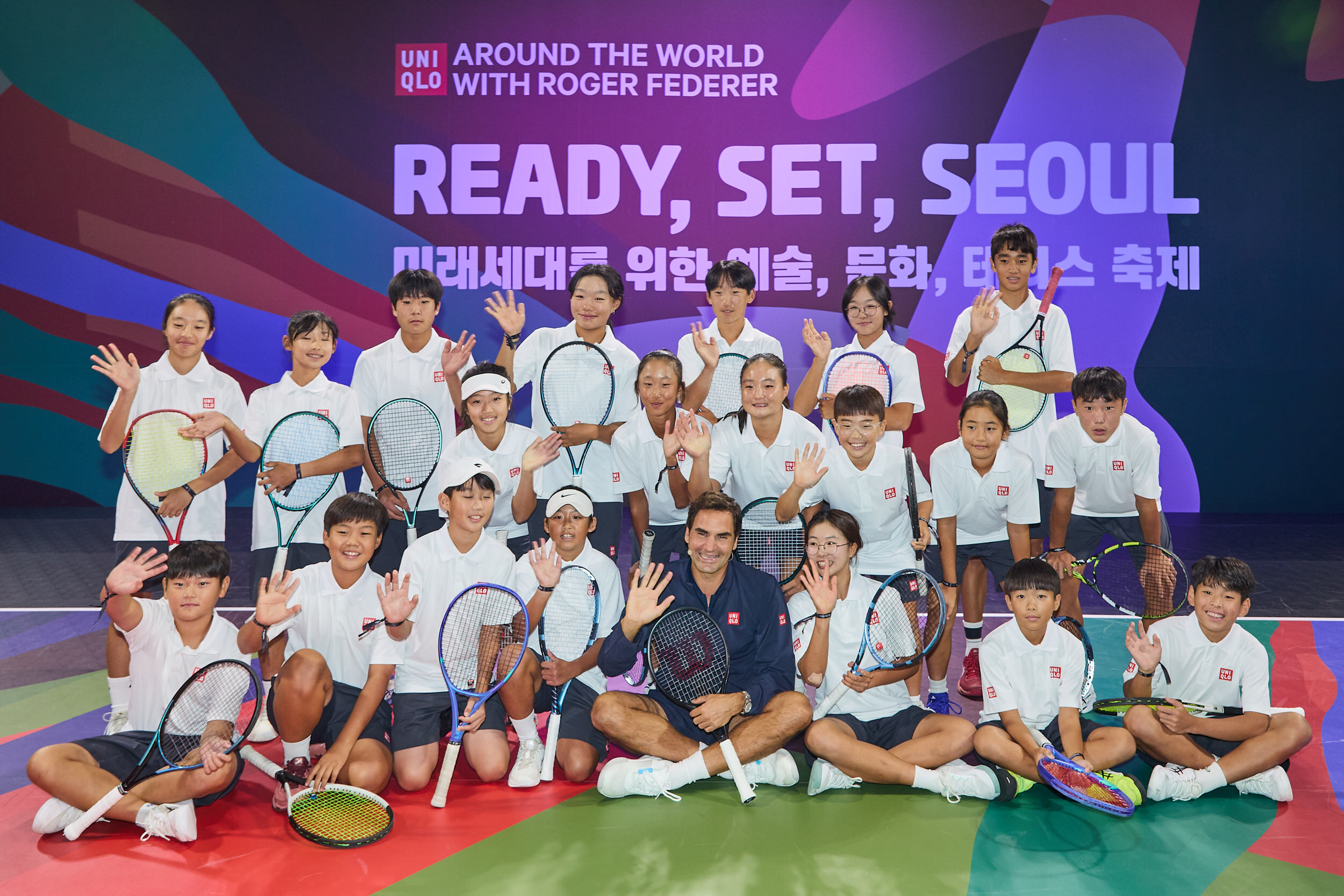 [사진자료2] 유니클로 '로저 페더러와 함께하는 세계 여행', 로저 페더러와 기념 촬영하는 유소년 선수들.jpg