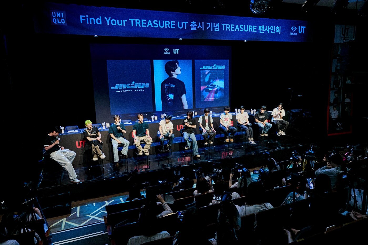 [사진자료5] K-POP 보이그룹 '트레저'의 UT 컬렉션 출시를 기념해 유니클로가 50명의 팬과 6월 18일 서울 용산구에서 진행한 팬 사인회 이벤트 현장.jpg