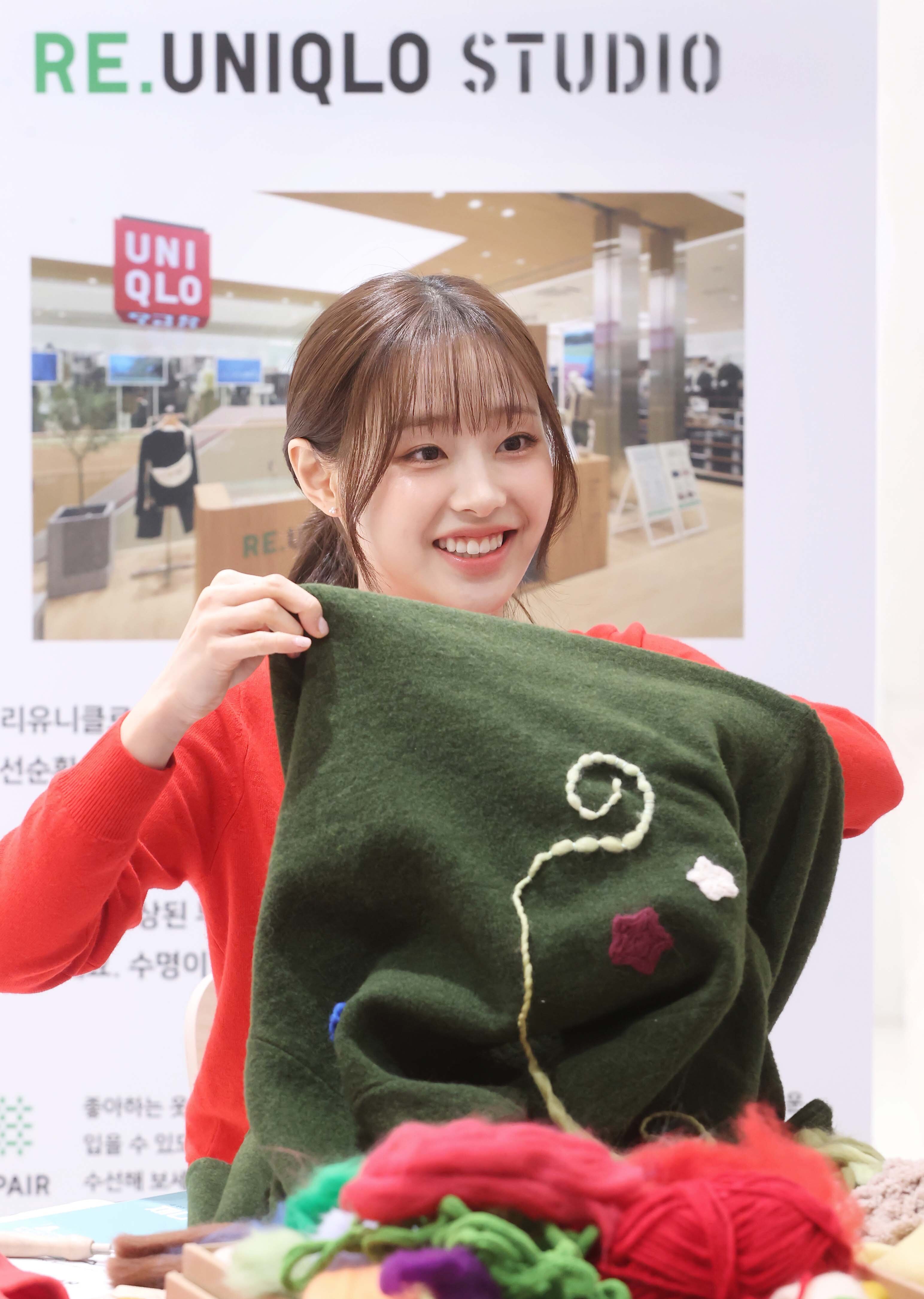 [사진자료2] '리유니클로 수선 워크숍'에서 어글리 니트를 완성하는 가수 츄.jpg