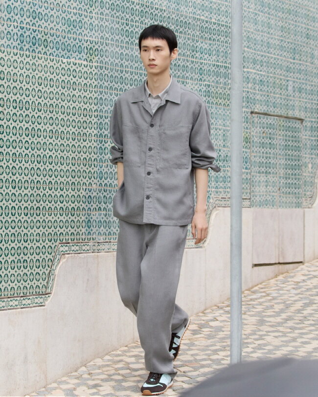 [사진자료4] UNIQLO C 프리미엄 리넨 캡슐 컬렉션, 워크웨어에서 영감을 받은 남성 셔츠 재킷과 편안함을 더한 테이퍼드 실루엣의 와이드 팬츠.jpg