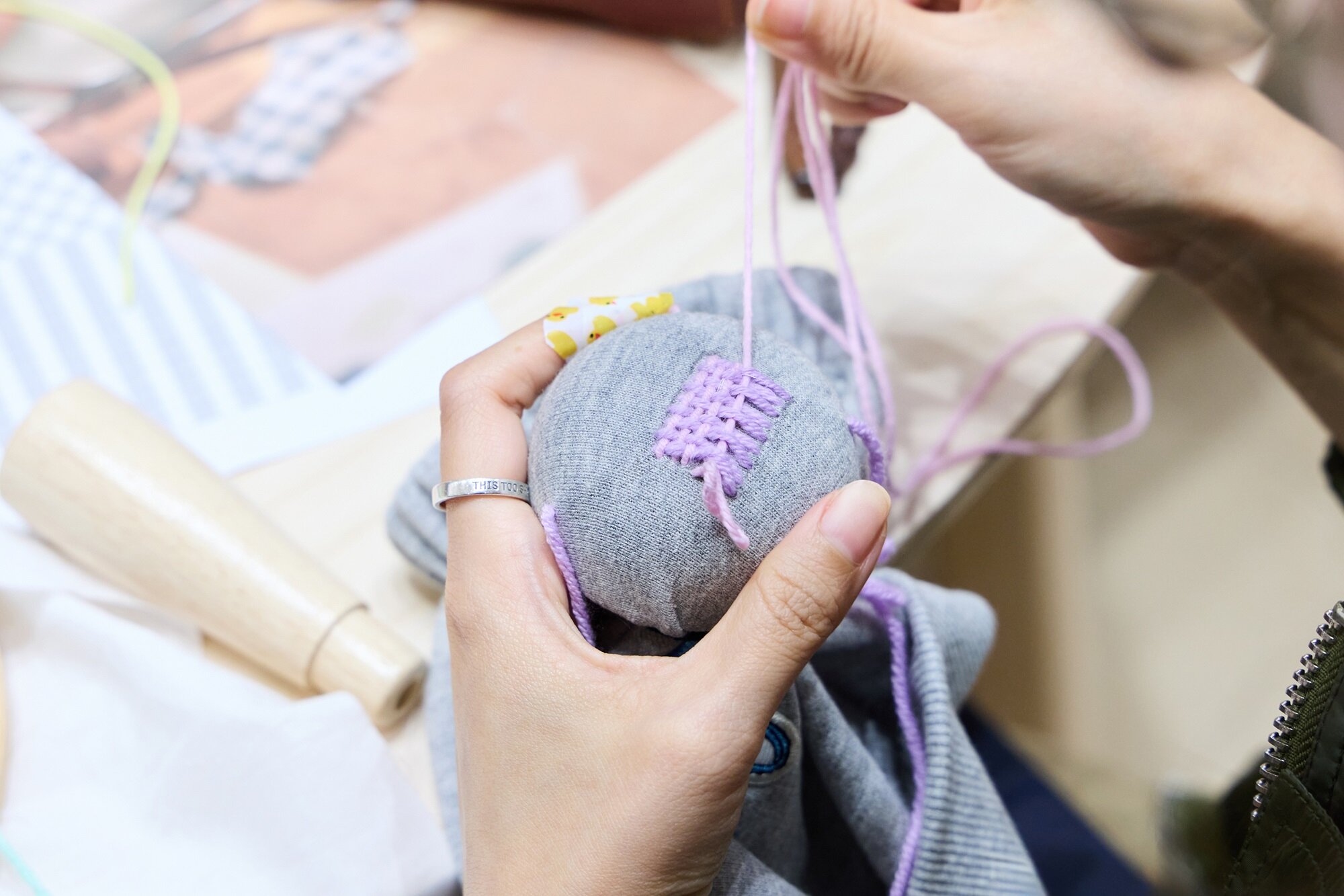 [사진자료3] 실을 교차하여 옷의 구멍을 메우는 의류 수선 방법인 '다닝(Darning) 수선' 기법을 배우고 있는 '리유니클로 수선 워크숍' 참가자.jpg