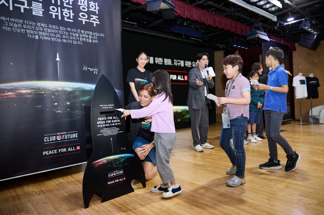 [사진자료2] 유니클로 '모두를 위한 평화, 지구를 위한 우주' 행사, 평화의 메시지를 담은 엽서를 보내는 아동들.jpg