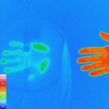 에어리즘의 접촉냉감 기능을 실험하고 있는 이미지