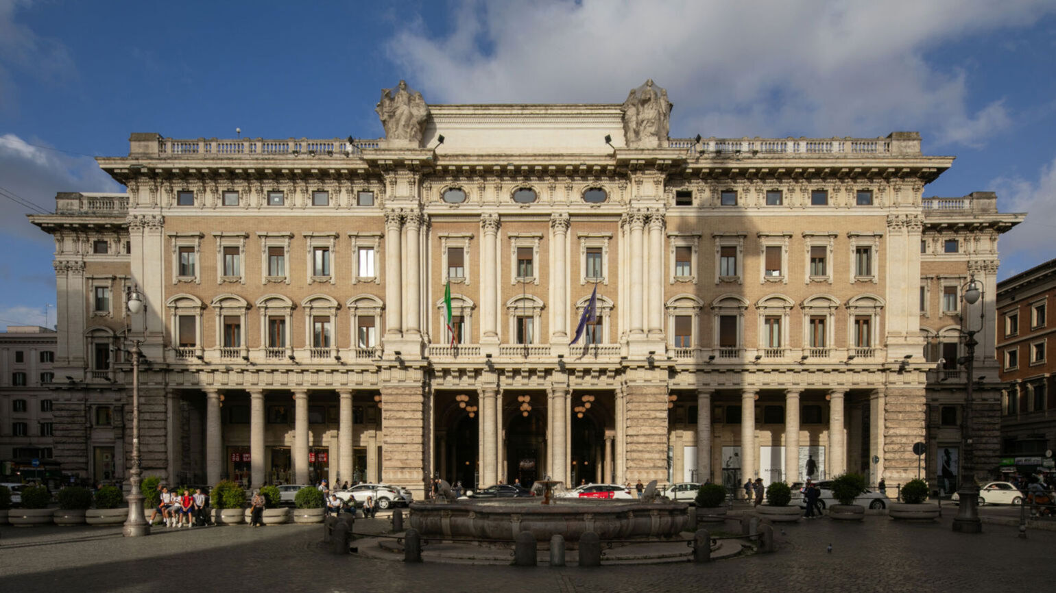 UNIQLO breidt uit in Italië met iconische nieuwe winkels in Rome en Milaan