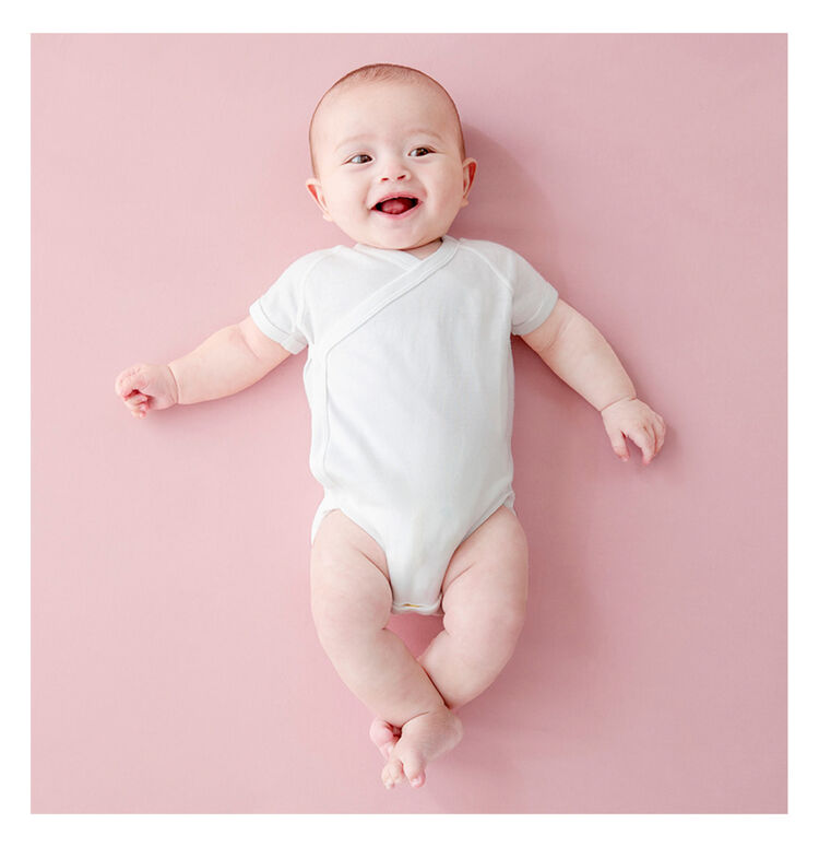 白いボディースーツの赤ちゃん