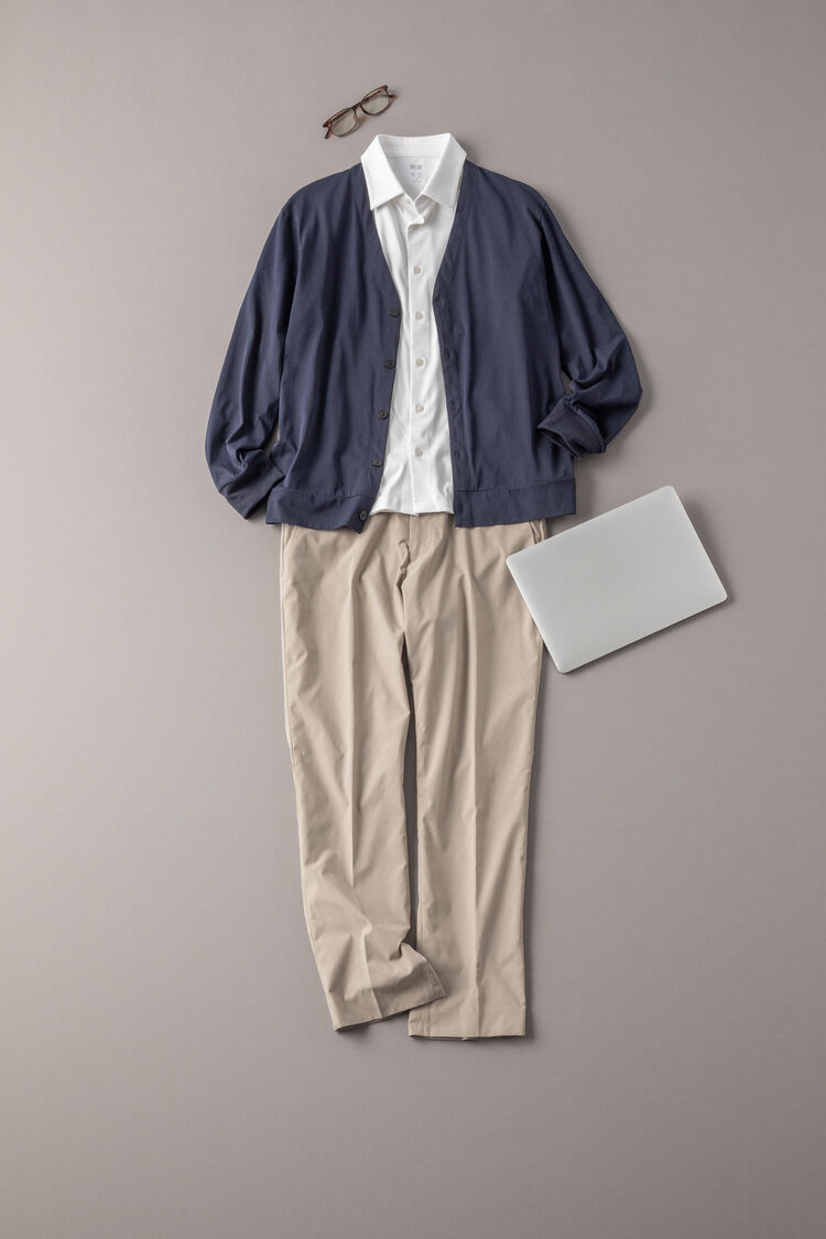 ネイビーのカーディガンに白のポロシャツ、ベージュのパンツのコーデ画像