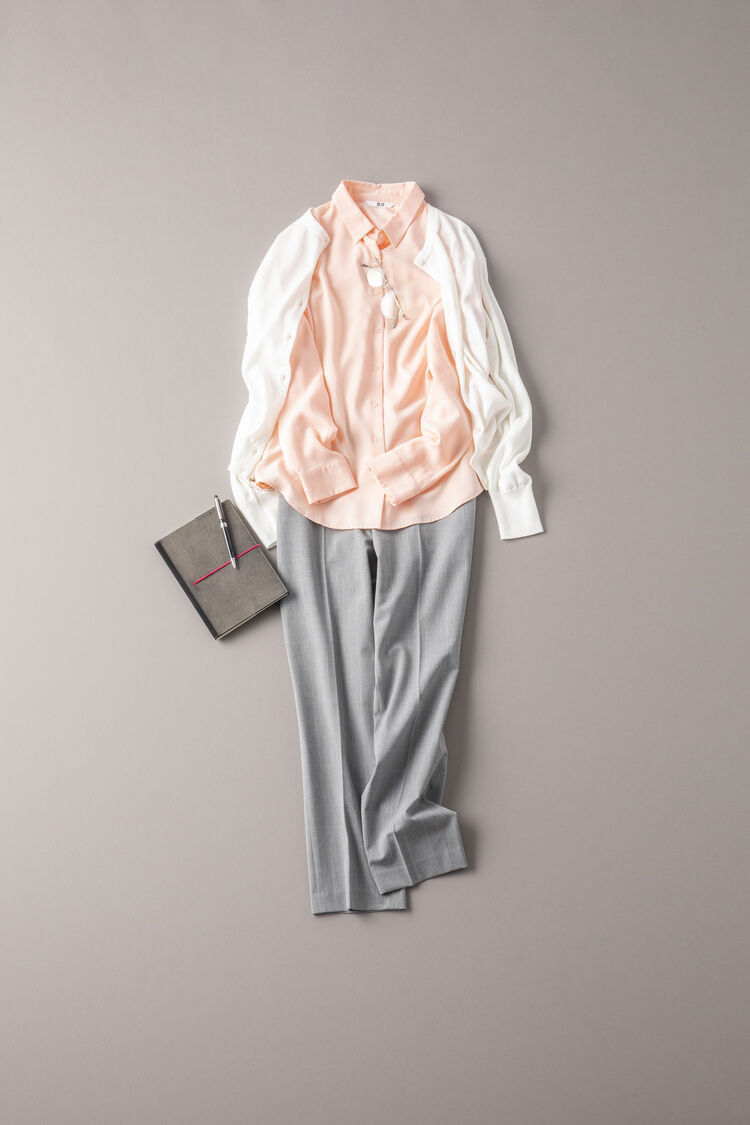 ピンクのブラウスに白のカーディガン、グレーのパンツを使ったコーデ画像