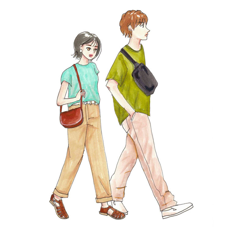 カーキのTシャツにベージュのチノパンツのメンズコーデと淡いグリーンのTシャツにブラウンのチノパンツを合わせたレディースコーデ