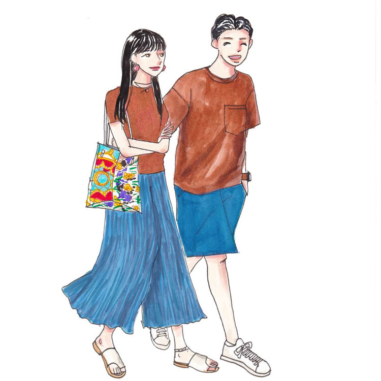茶色のTシャツにブルーのショートパンツのメンズコーデと茶色のTシャツにブルーのワイドパンツを合わせたレディースコーデ
