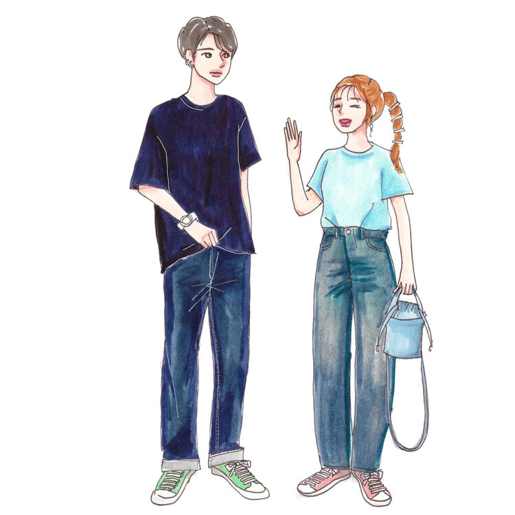 ネイビーのTシャツにネイビーのジンズを合わせたメンズコーデと水色のTシャツにブルーのジンズを合わせたレディーズコーデ