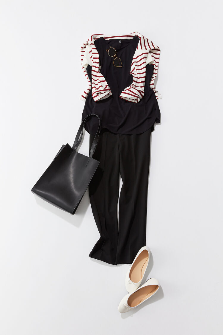 黒のクレープジャージーTにスマートアンクルパンツを合わせたコーデ