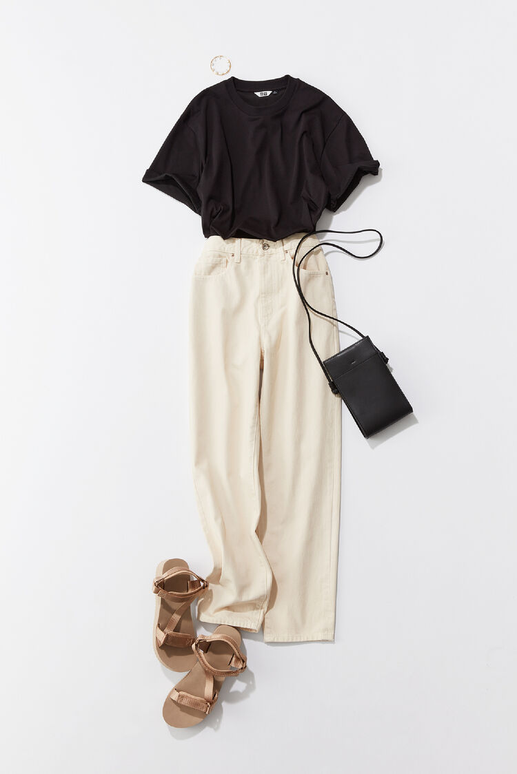 アイボリーのペグトップハイライズジーンズにレザータッチミニツールショルダーバッグを合わせたコーデ