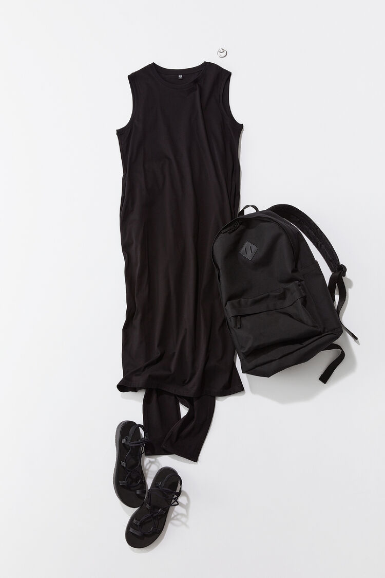 黒のマーセライズコットンスリットワンピースにウルトラストレッチハイライズレギンスパンツを合わせたコーデ