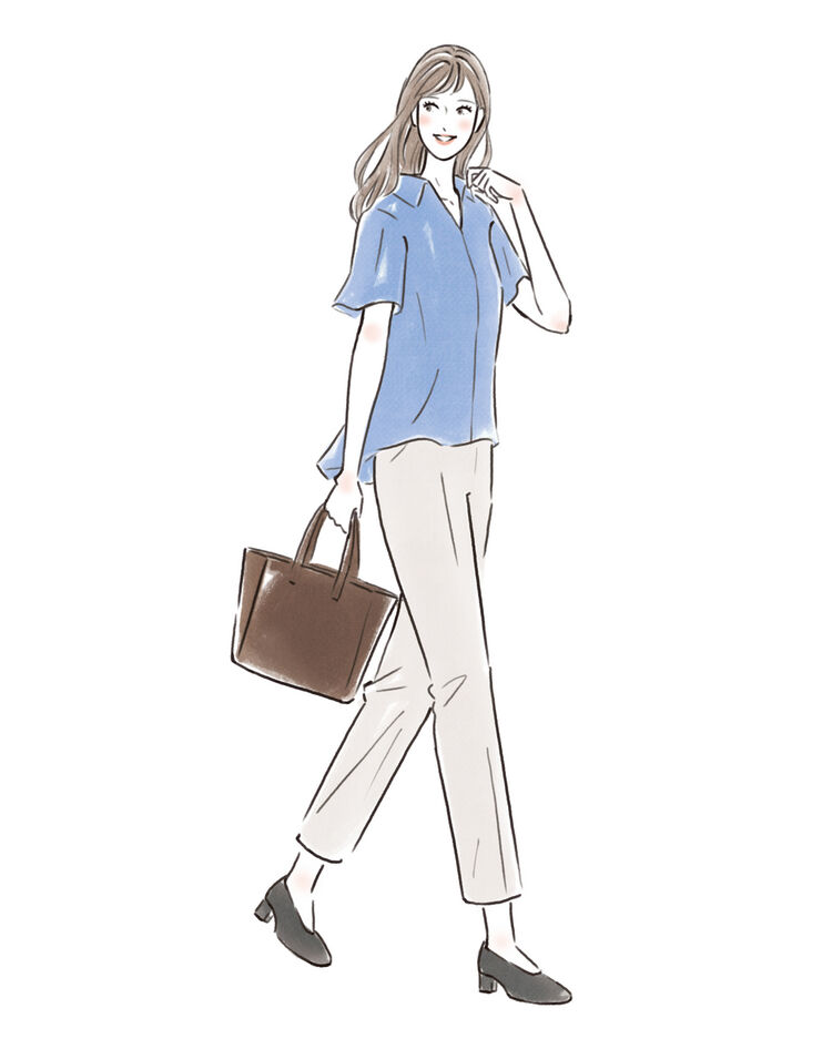 清涼感と清潔感のあるブラウスにパンツ、インナーはエアリズムを着用したレディースコーデ