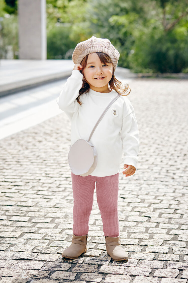 白いソフトタッチコットンクルーTとピンクのレギンスを着た女の子