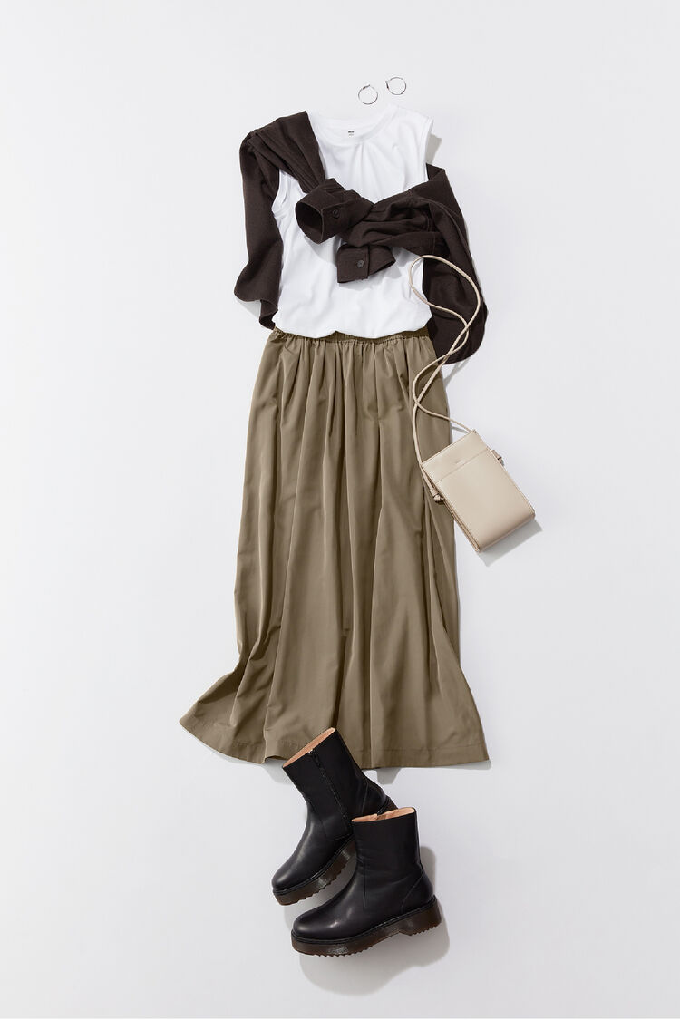 茶色のブラッシュドジャージーシャツジャケットとベージュのボリュームロングスカートを使ったコーディネート