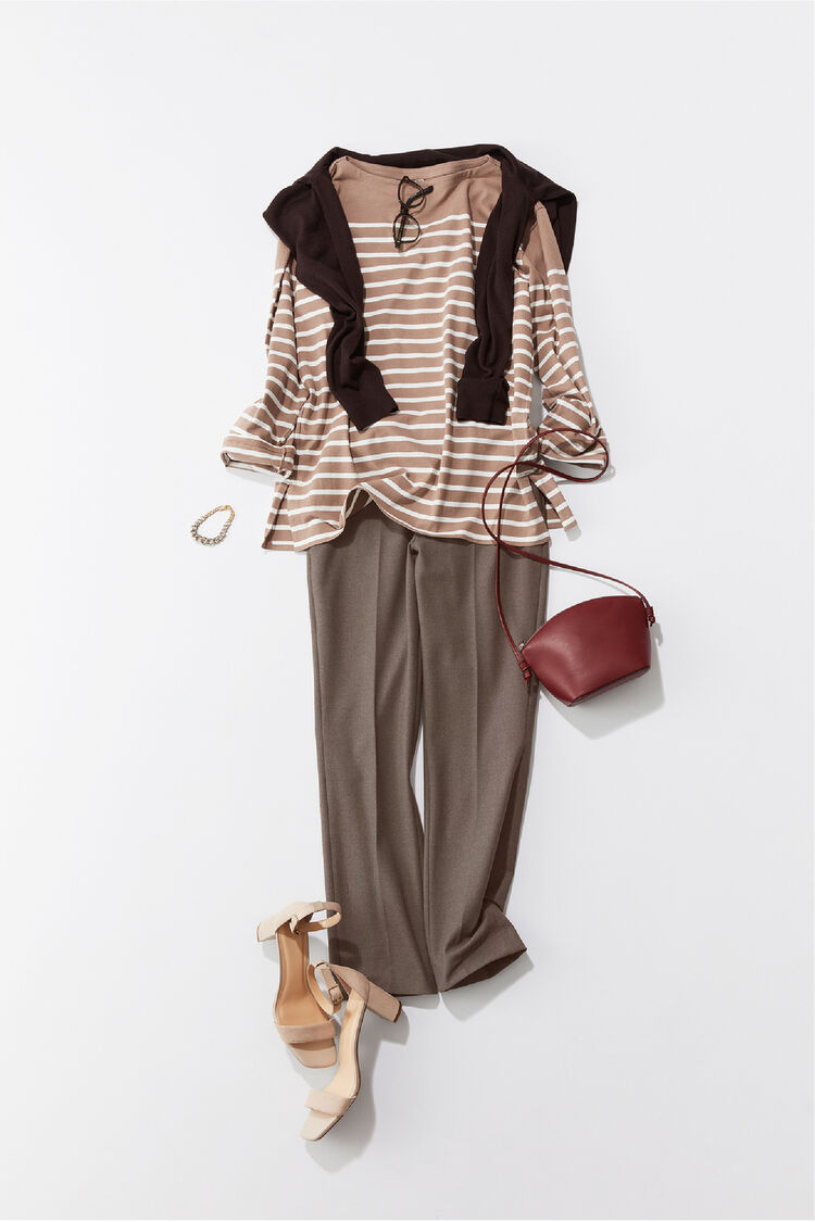 茶色のエクストラファインメリノクルーネックセーターとベージュのボーダーオーバーサイズTと茶色のパンツを使ったコーディネート