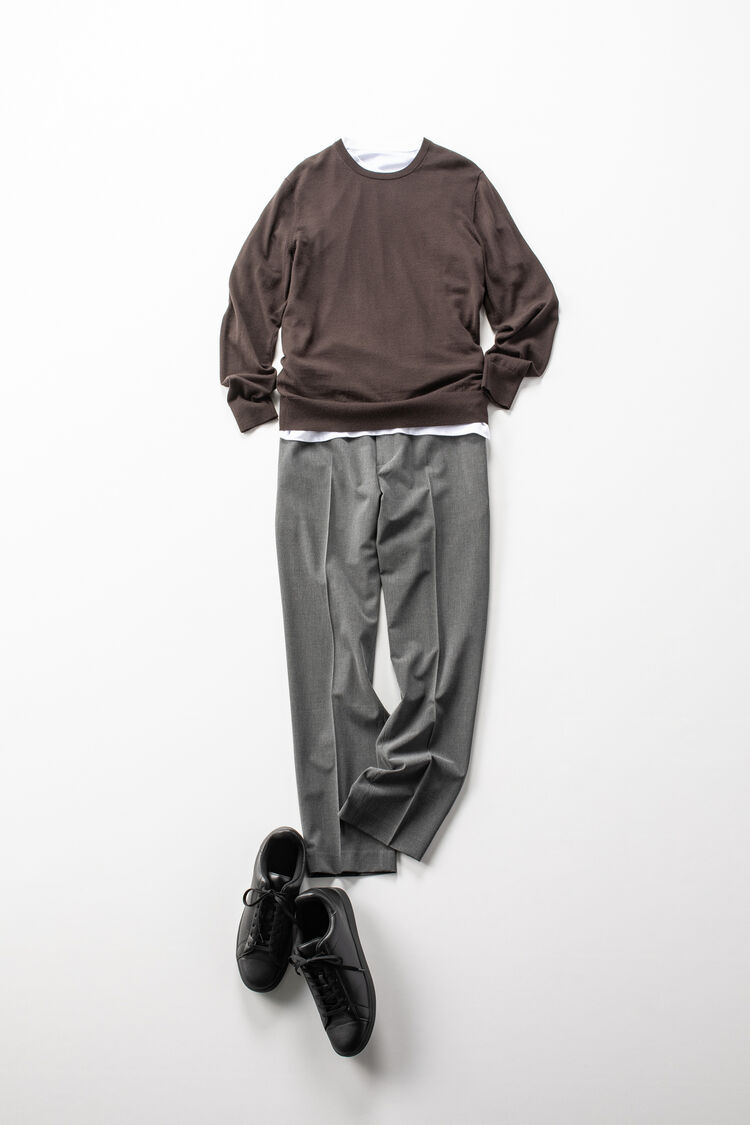 シンプルなニットにTシャツをレイヤード、キレイ目な印象のアンクルパンツを合わせた大人カジュアルなメンズコーデ