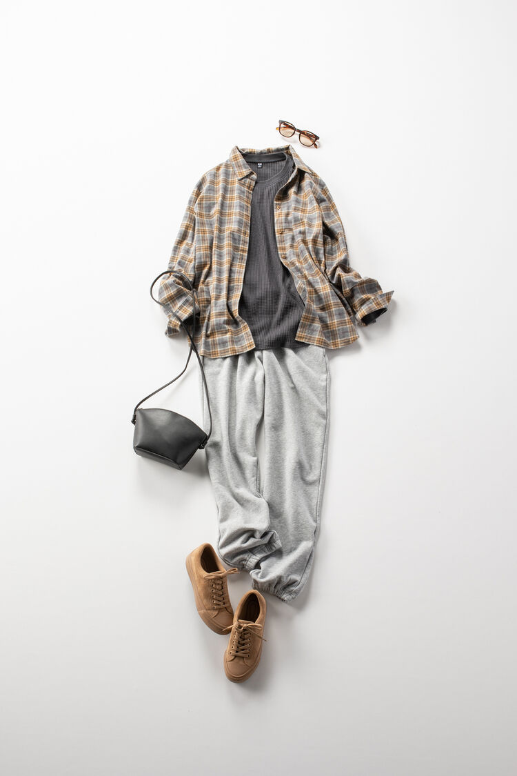フランネルシャツとスウェットパンツで作るママの秋の運動会コーデ