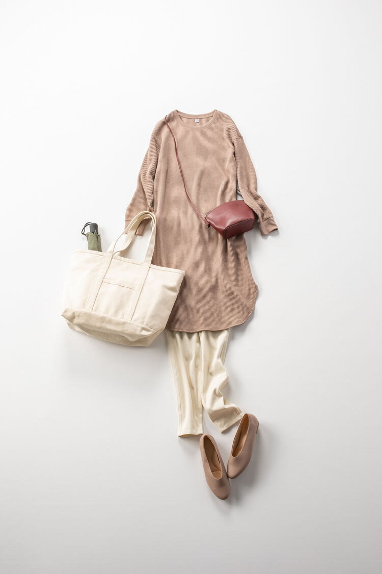 ワンピースにレギンスパンツをレイヤードしたマタニティコーデ