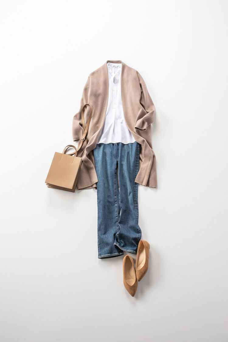 ニットカーデにブラウス、ジーンズにフラットパンプスのきれいめレディースコーデ