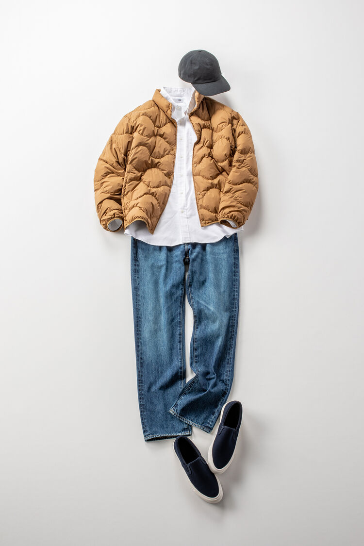 ジーンズにシャツとダウンを合わせたスポーティーカジュアルなパパコーデ