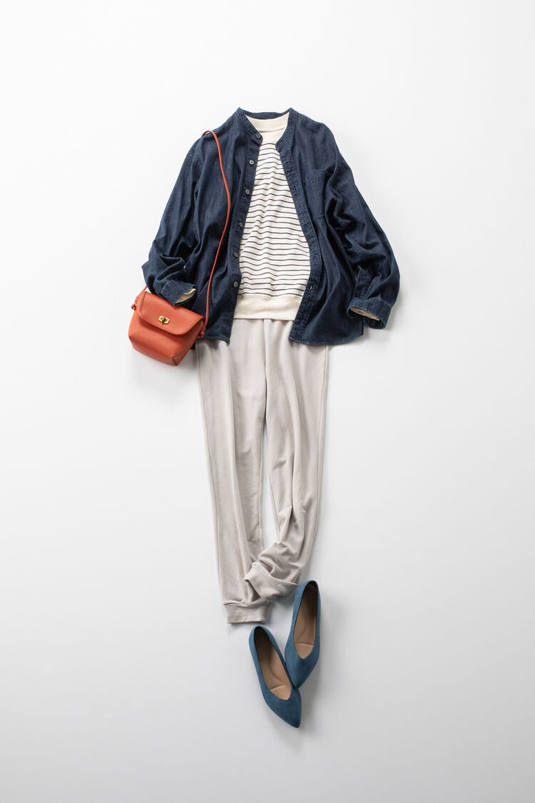 ルームセットにデニムシャツを羽織り、バッグ、フラットパンプスを合わせたレディースコーデ