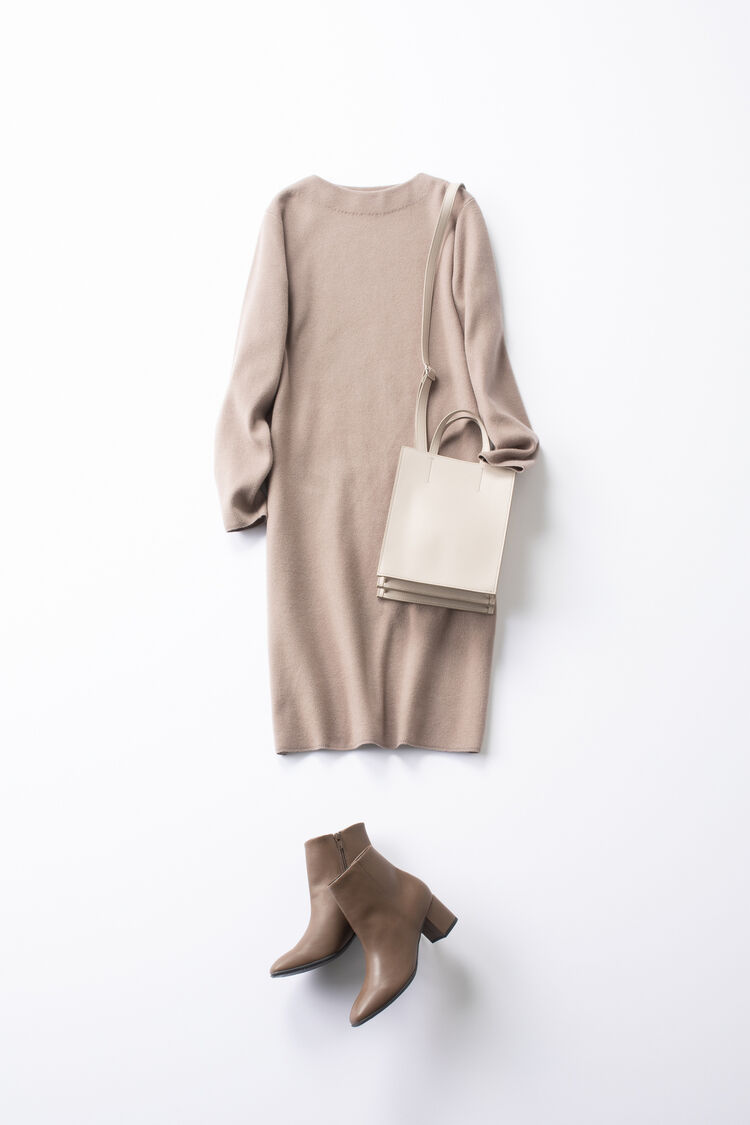 ニットワンピースと小物をベージュトーンのグラデーションでまとめたレディースコーデ。