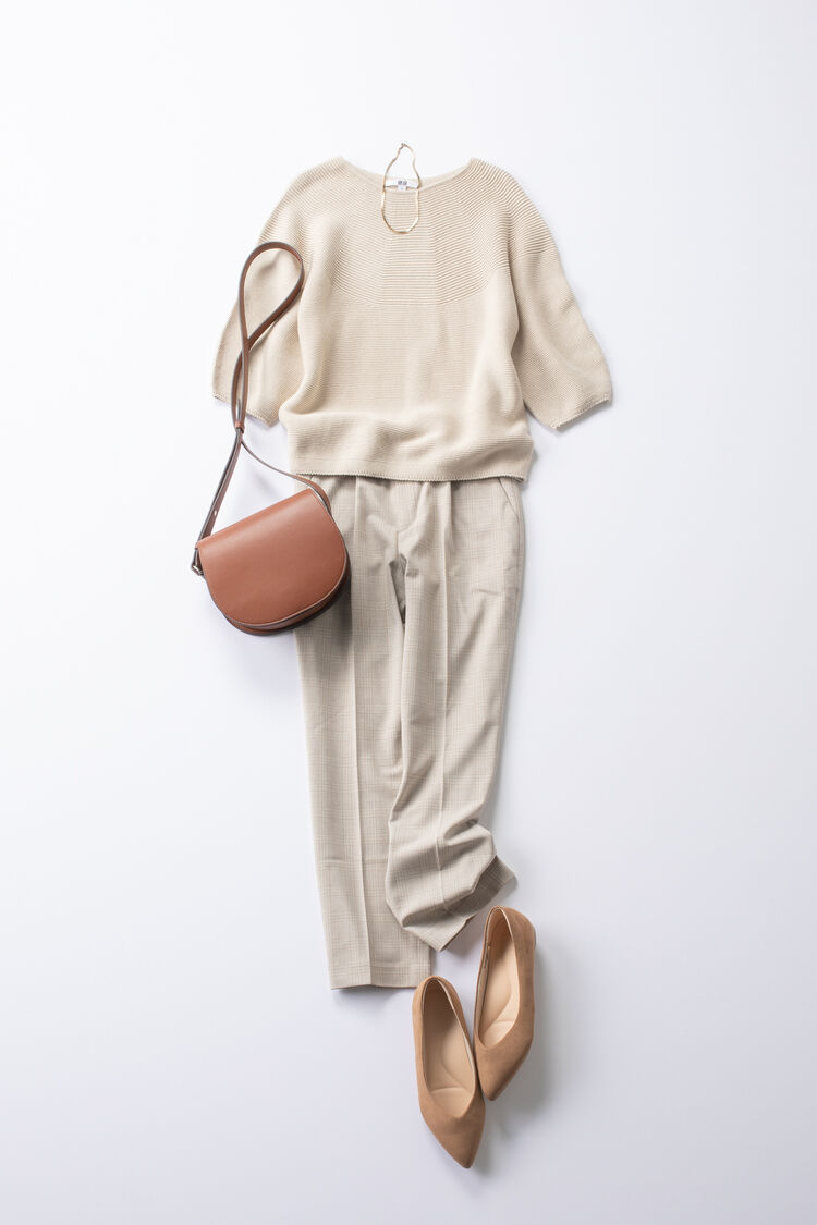 ベージュのセーターにベージュのパンツを合わせたレディースコーデ。