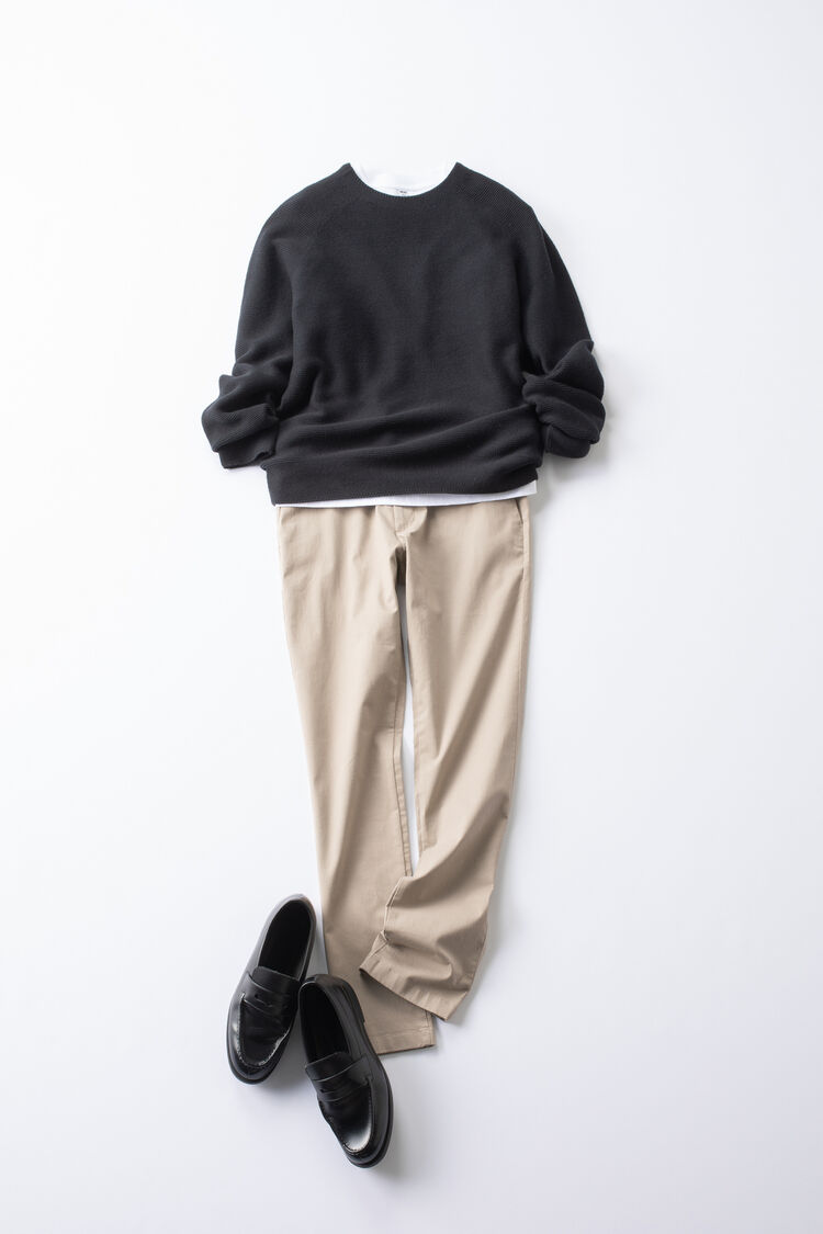 黒のニットにベージュのチノパンで大人配色なメンズコーデ。