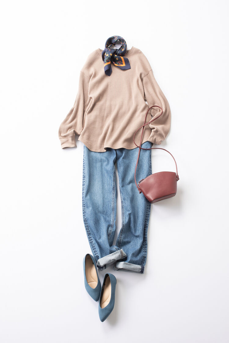 ベージュのワッフルTシャツにブルーのジーンズをあわせたレディースコーデ。