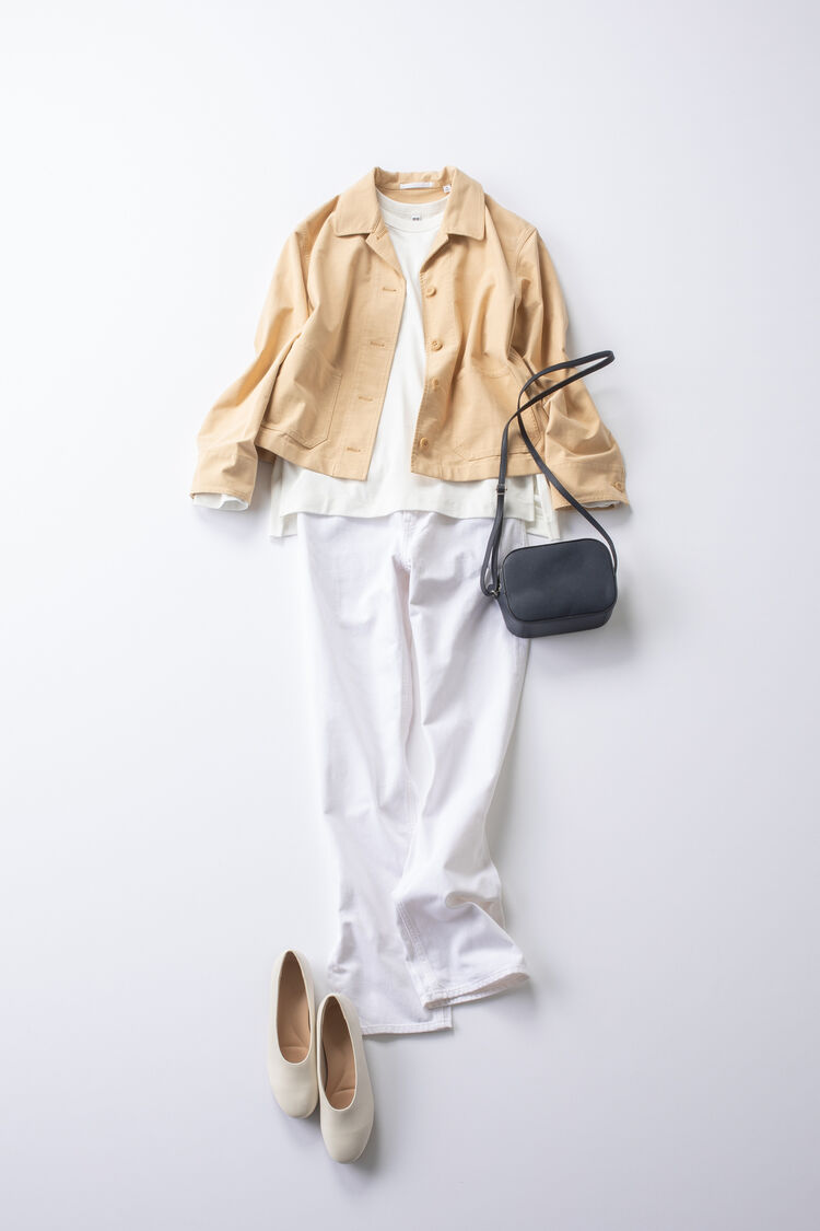 Tシャツとジーンズ、シューズを白でまとめたオールホワイトの組み合わせにベージュのジャケットをあわせたレディースコーデ。
