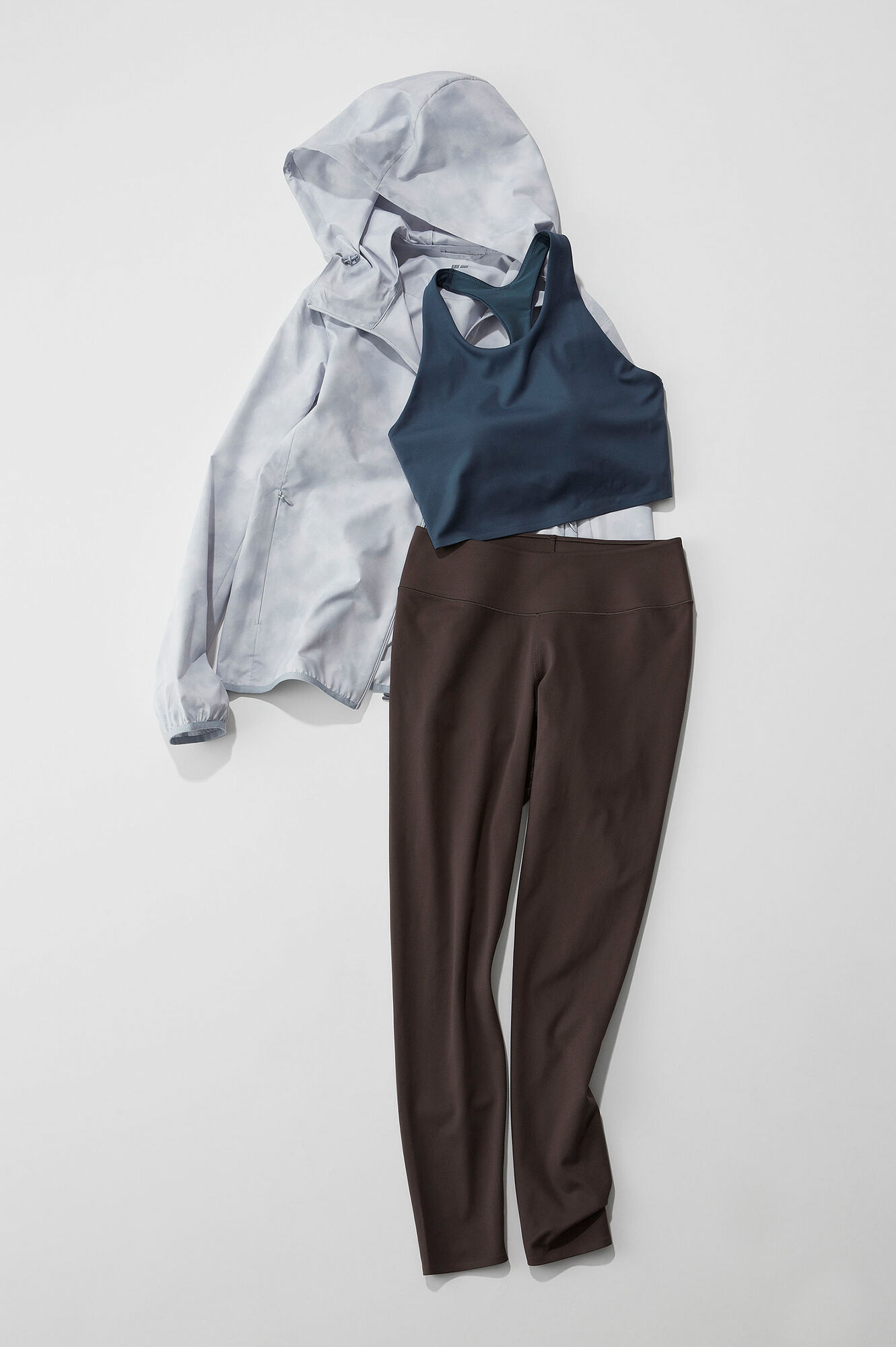 グレーのポケッタブルUVカットパーカとネイビーのWワイヤレスブラ(アクティブシームレス)とボルドーのエアリズムUVカットソフトレギンスのアイテム画像