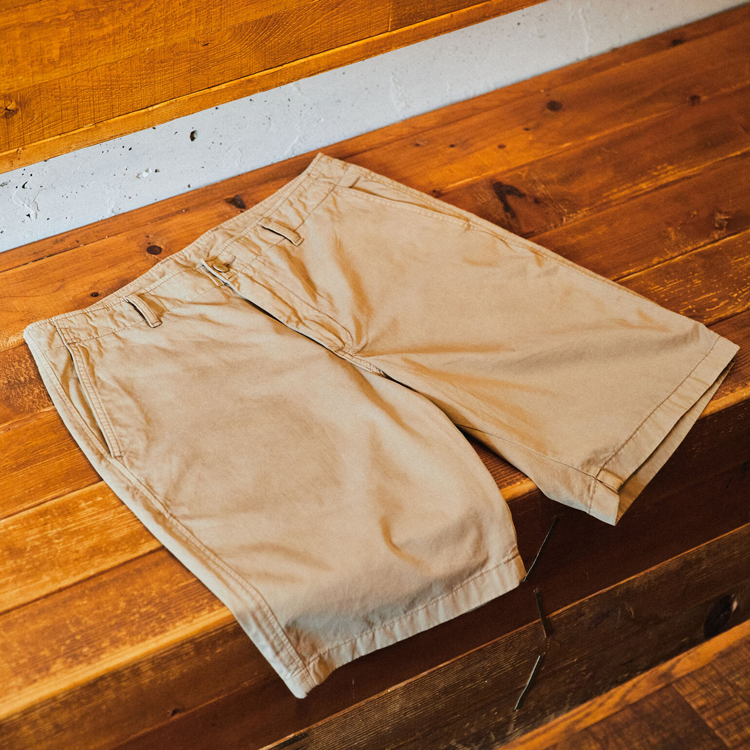 ベージュのチノショートパンツ