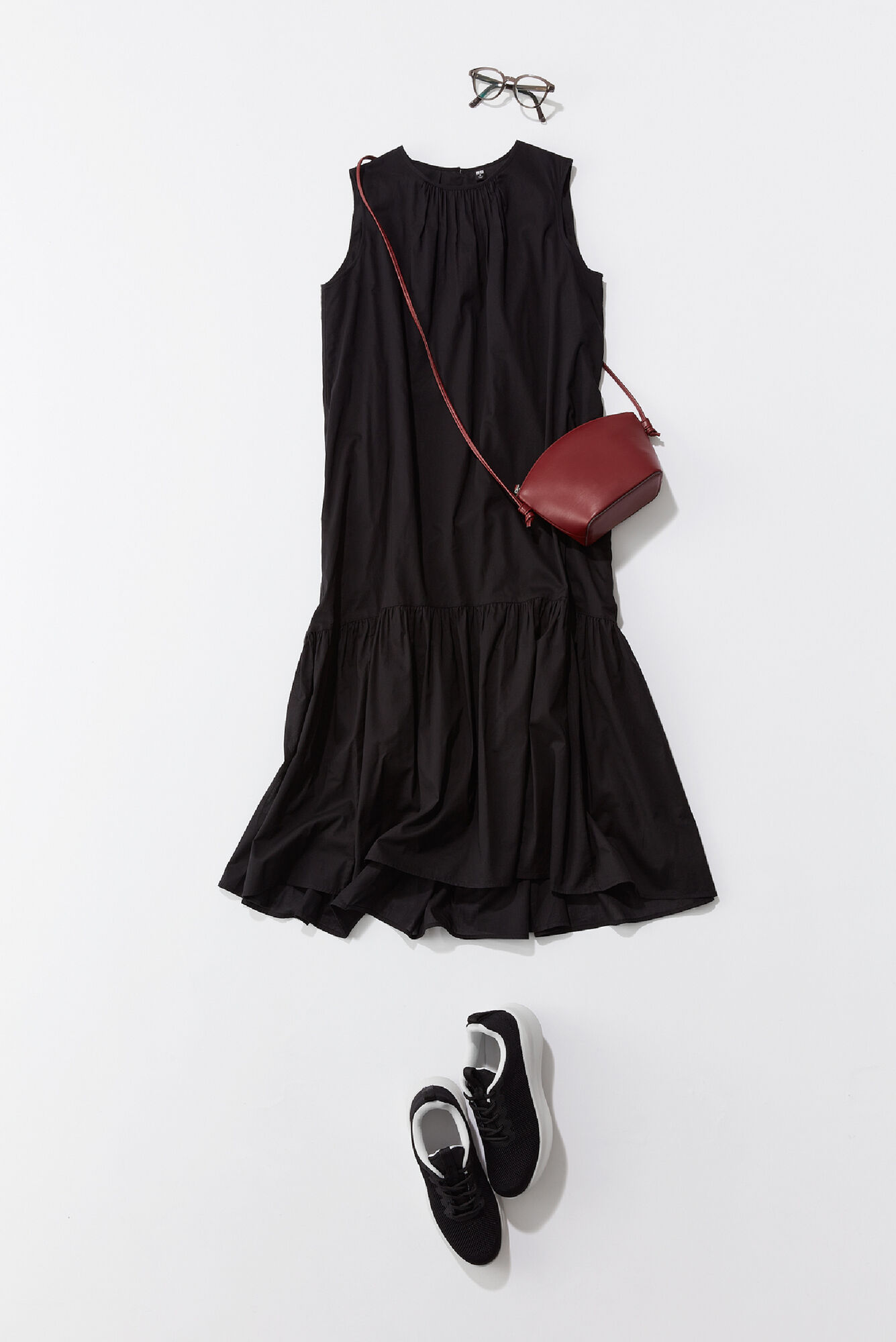 黒のコットンティアードワンピースにレザータッチハーフムーンミニショルダーバッグを合わせたコーデ