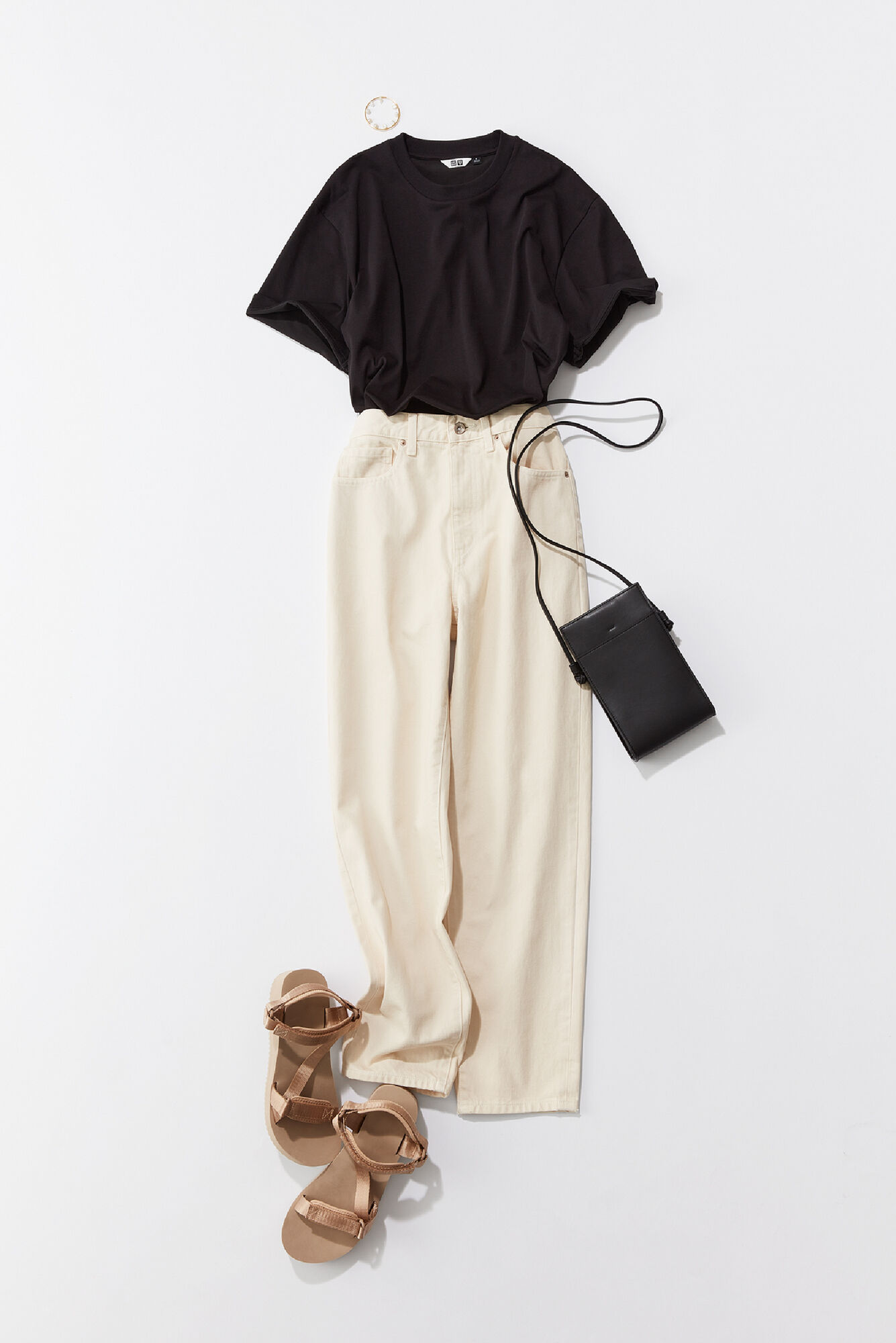 アイボリーのペグトップハイライズジーンズにレザータッチミニツールショルダーバッグを合わせたコーデ